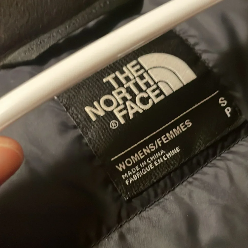 North Face small puffer long coat. It is sure to keep you warm! - Picture 11 of 11